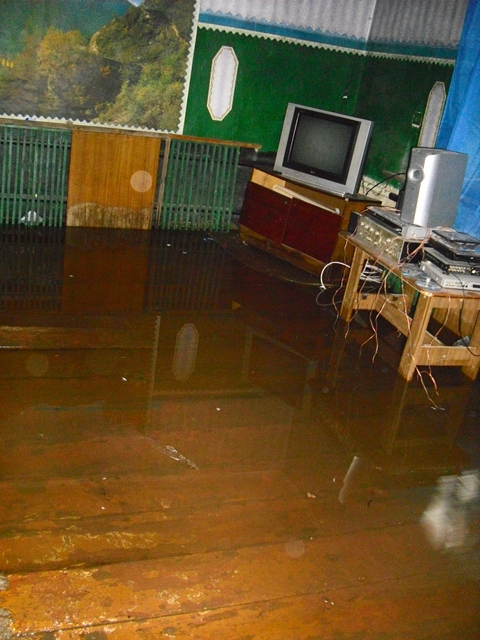 В Енакиево затопило несколько домов, но помощи жителям не последовало (ВИДЕО)