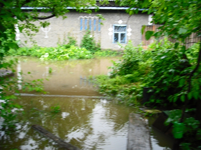 В Енакиево затопило несколько домов, но помощи жителям не последовало (ВИДЕО)