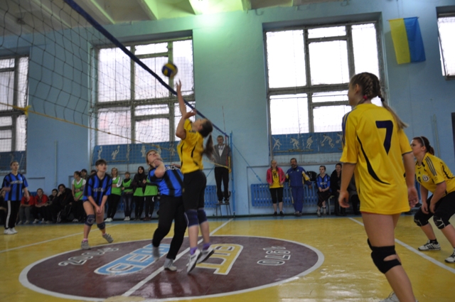 В Енакиевском техникуме ДонНУ прошли соревнования по волейболу среди девушек
