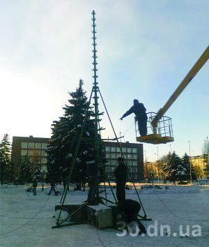 На площадке перед ДК начали устанавливать городскую елку