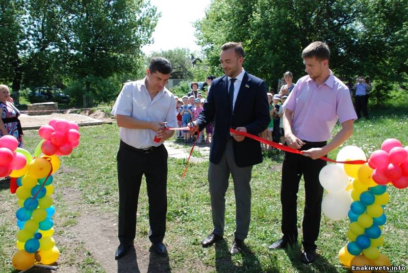 Енакиевский метзавод открыл детскую площадку в Углегорске