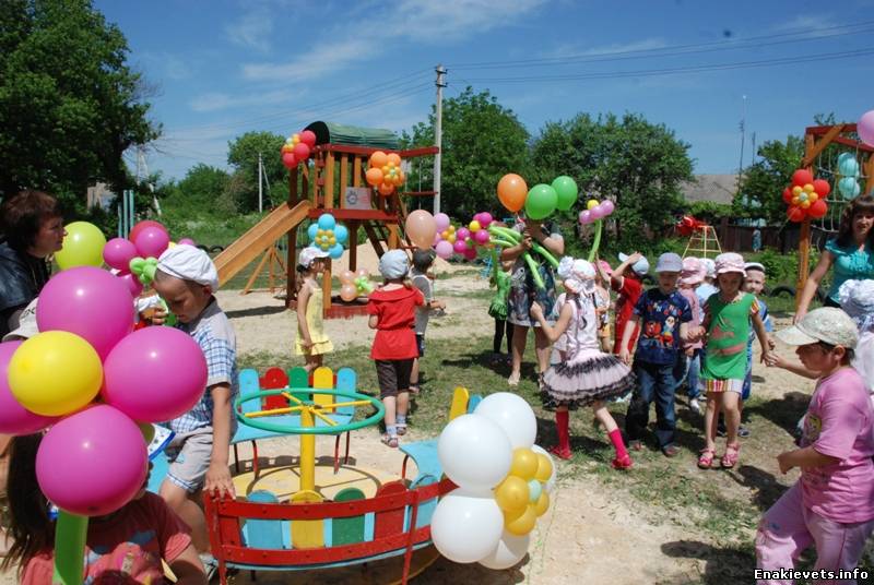 Енакиевский метзавод открыл детскую площадку в Углегорске