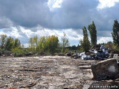 Министр экологии осмотрел химический могильник в Горловке разъедающий резиновые сапоги за пару часов