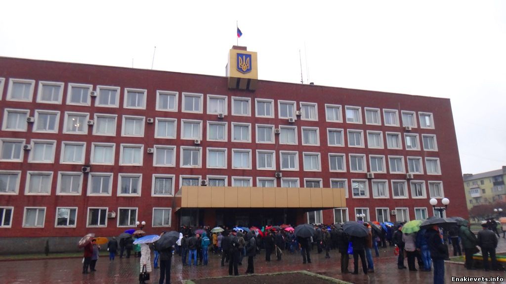 Над енакиевским исполкомом вывешен флаг Донецкой республики