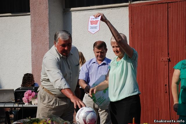 Двенадцать школ Енакиево получили мячи Федерации футбола Украины