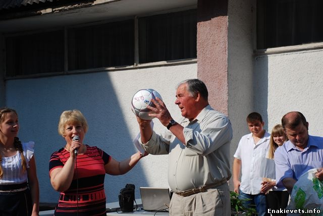 Двенадцать школ Енакиево получили мячи Федерации футбола Украины