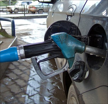 Три крупнейшие сети АЗС оштрафовали за дорогой бензин