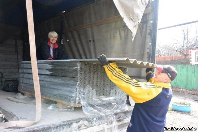 Волонтеры «Зеленого центра» помогают енакиевцам восстанавливать разрушенное от обстрелов жилье