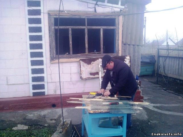 Волонтеры «Зеленого центра» помогают енакиевцам восстанавливать разрушенное от обстрелов жилье