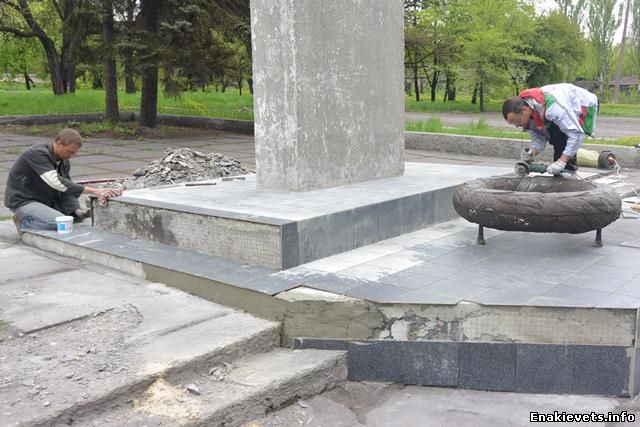 В Енакиево восстановлен один из старейших памятных мемориалов