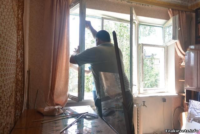 В Енакиево, на «Фильтровальной» продолжают устанавливать новые стекла