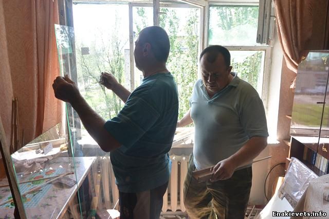 В Енакиево, на «Фильтровальной» продолжают устанавливать новые стекла