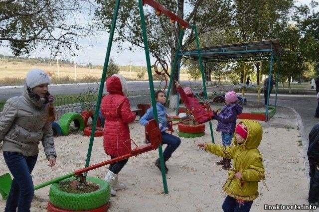 В Енакиево появились еще три детские площадки