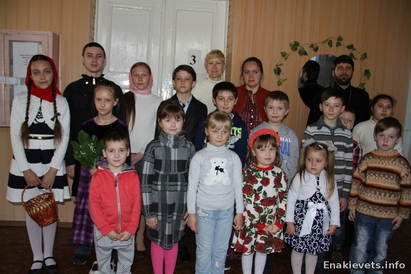 Воскресная школа поздравила жителей Енакиевского территориального центра социального обслуживания с Пасхой