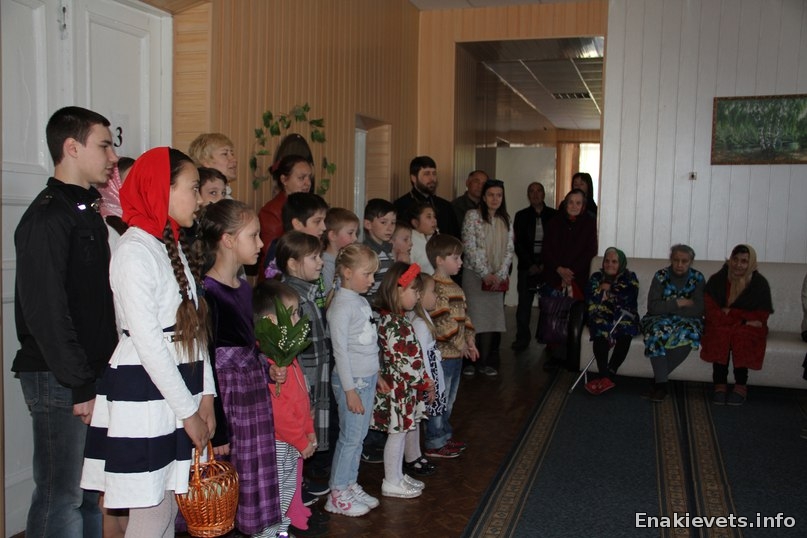 Воскресная школа поздравила жителей Енакиевского территориального центра социального обслуживания с Пасхой