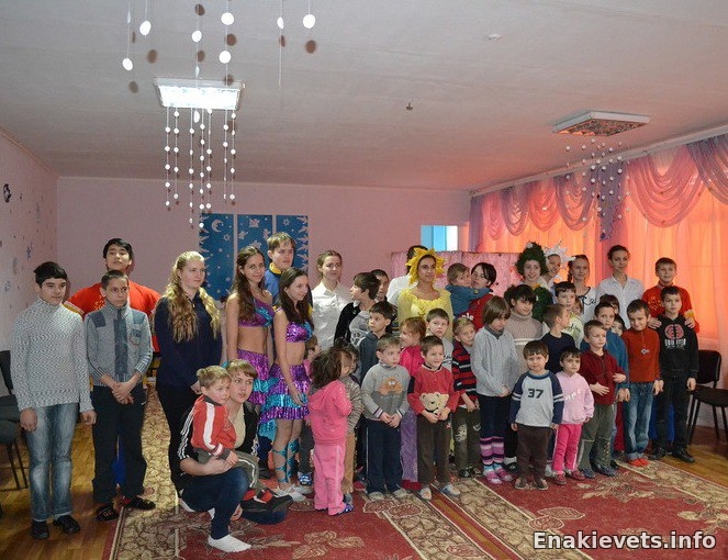 Акция «Подари игрушку детям» в детском социальном центре администрации города Енакиево
