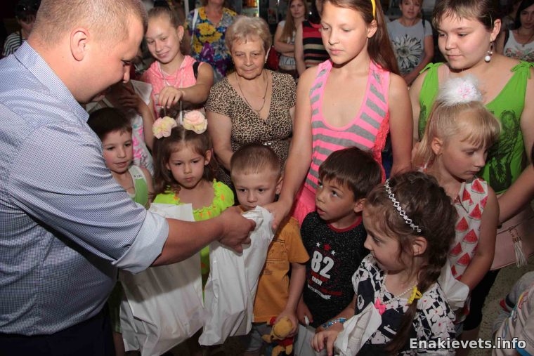 Для детей сотрудников «ЕМЗ» организовали бесплатный кинопоказ в Донецке