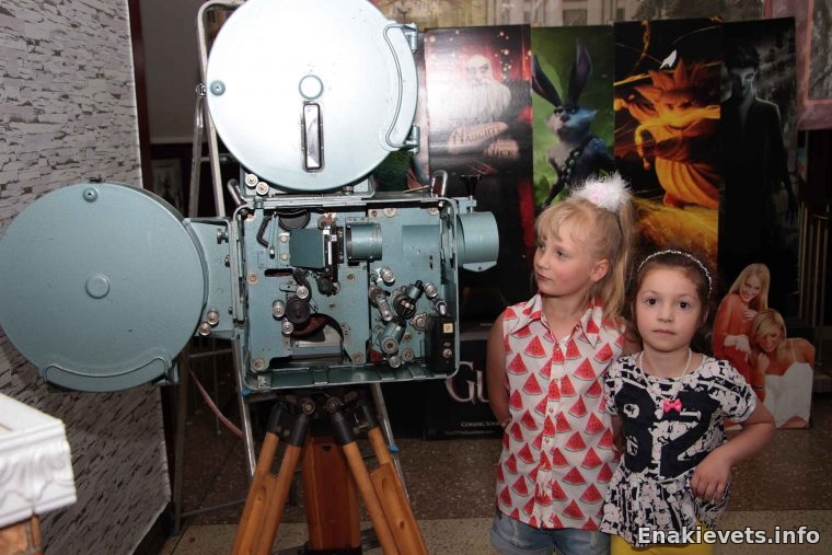 Для детей сотрудников «ЕМЗ» организовали бесплатный кинопоказ в Донецке