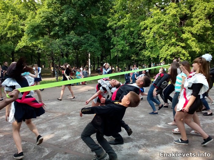 День последнего звонка в парке культуры и отдыха имени Н. Вознесенского