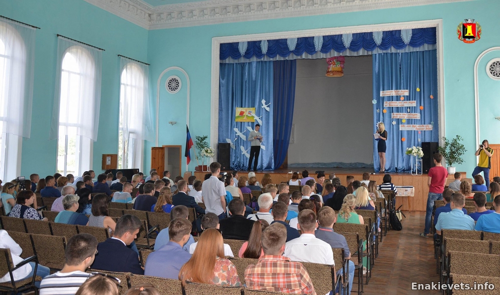 В Енакиевском политехническом техникуме состоялось торжественное вручение дипломов