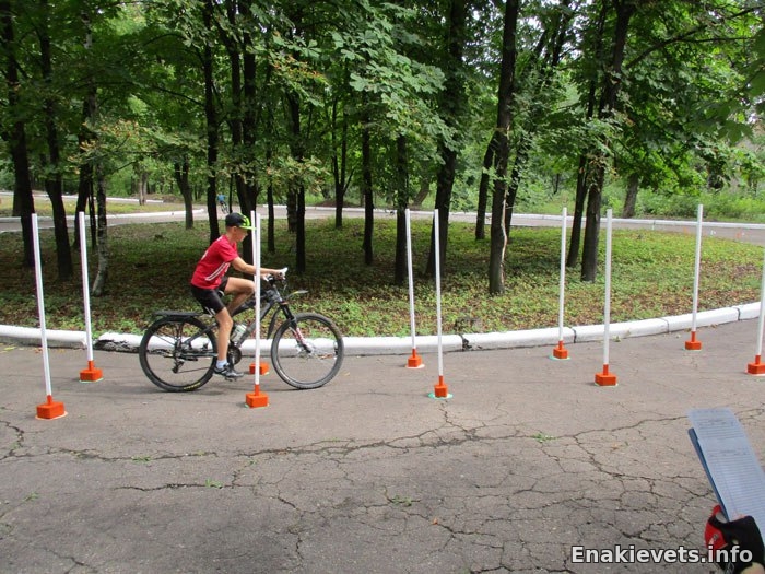 В парке культуры и отдыха им. Н.А. Вознесенского состоялась велогонка с элементами фигурного вождения