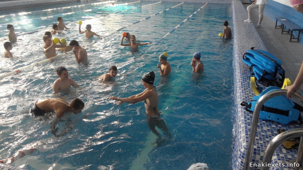 Поездка в бассейн г. Енакиево для шестиклассников МОУ «Школа № 3 города Дебальцево»