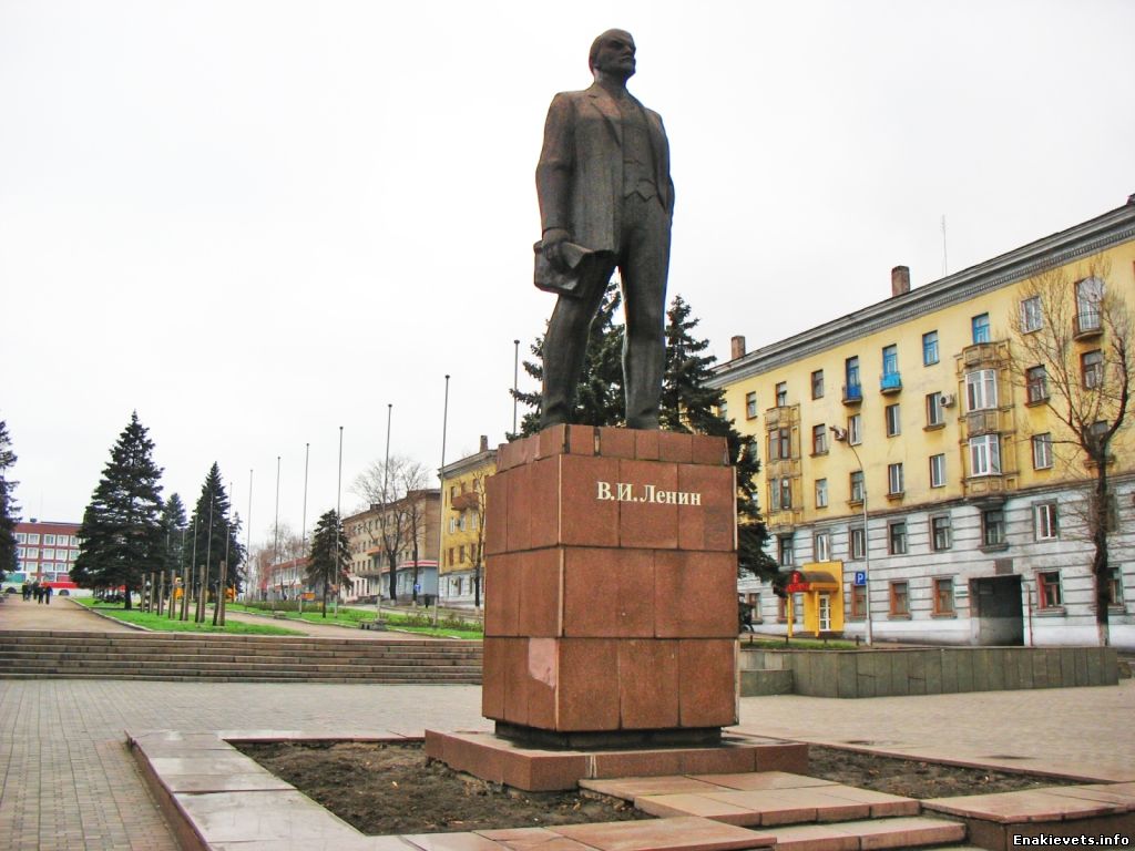 Памятник Ленину в Центре Енакиево, 2010 год